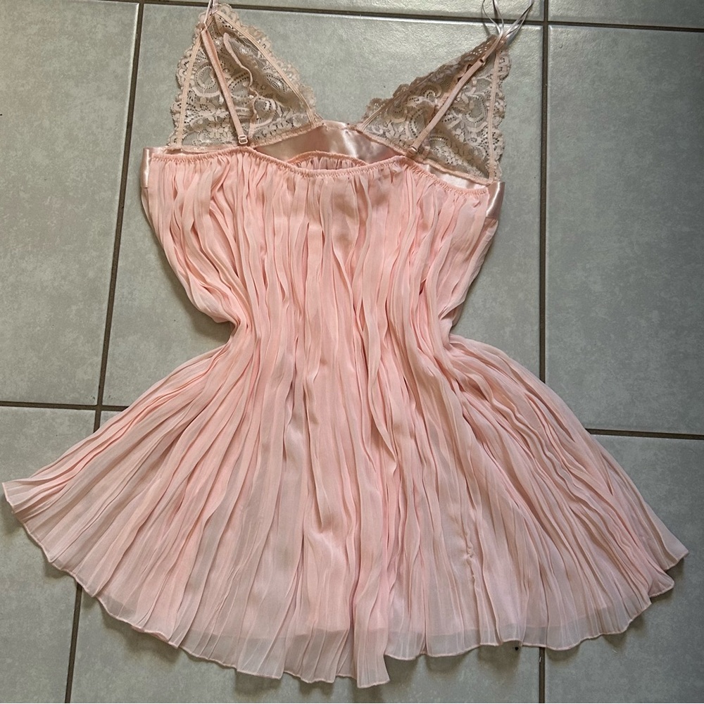 Victoria's Secret Pleated Bow Babydoll dress with
Satin Trim Bow - Picture 9 of 10